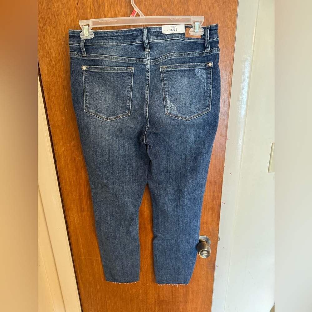 Judy Blue Ankle Cropped Distressed Blue Jeans New With Tags Size 15/32 Med Blue - Picture 3 of 15